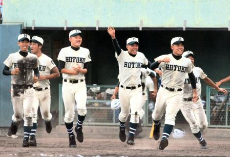 延長11回、土谷のスクイズでサヨナラ勝ちし、歓喜に沸く乾（左から３人目）ら報徳ナイン（撮影・辰巳直之）