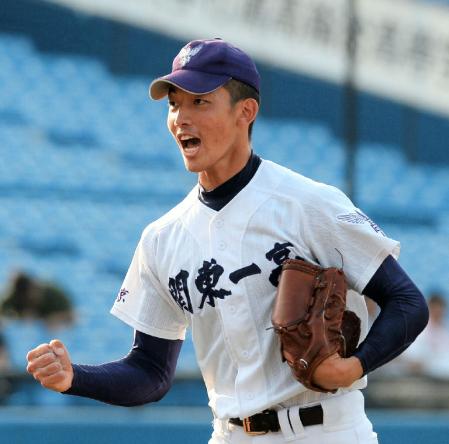 ８回、ピンチを切り抜けガッツポーズでベンチに戻る関東第一・中村（撮影・北野将市）