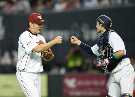 　２回無失点に抑えオリックス・伊藤（右）と笑顔でグータッチする田中（撮影・園田高夫）