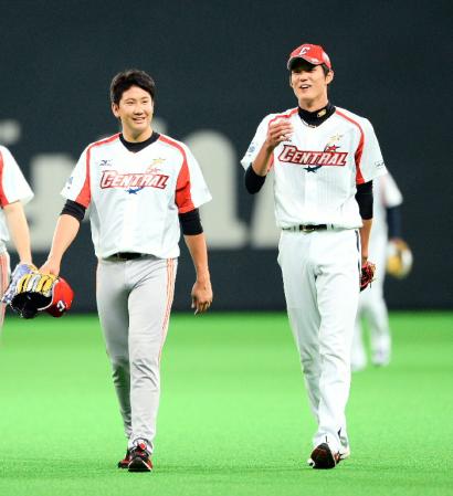 阪神・藤浪（右）と話しながらベンチへ戻る菅野＝札幌ドーム（撮影・西岡　正）