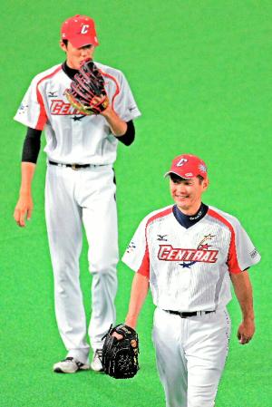 試合前、阪神・藤浪（左）とともに練習に向かう岩瀬＝札幌ドーム