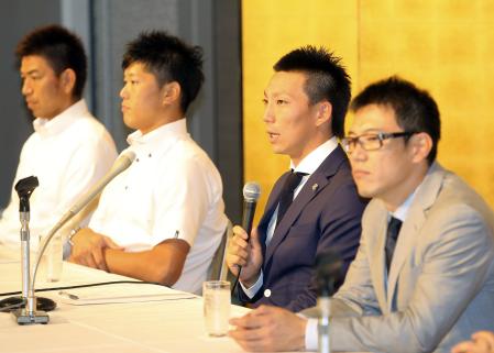 　選手会の臨時総会を終え、会見する楽天・嶋選手会会長（右から２人目）ら（撮影・飯室逸平）