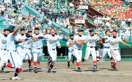 　全国一番乗りで甲子園出場が決まった帯広大谷＝旭川スタルヒン球場