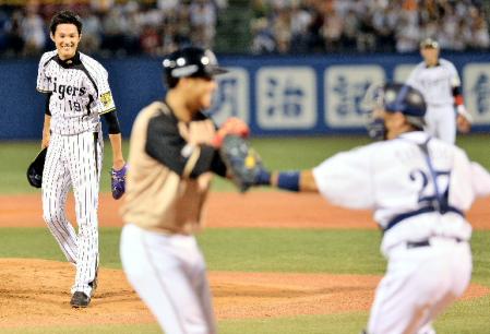 　６回、中田（中央）に対し２球連続で超スローボールを投じ、帽子を脱いで謝る全セ・藤浪（左）＝神宮