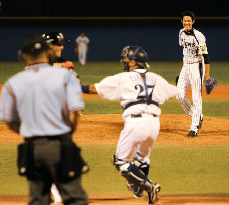 ６回全パ２死、スローボールを投げた阪神・藤浪に襲いかかる日本ハム・中田＝神宮球場（撮影・棚橋慶太）