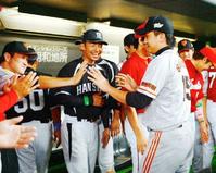 ＭＶＰに選ばれ、阪神・鳥谷ら全セナインに祝福される沢村（右）＝撮影・西岡　正