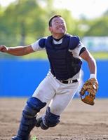 　１回、箕面学園・福山の飛球を追う大阪桐蔭・森（撮影・立川洋一郎）