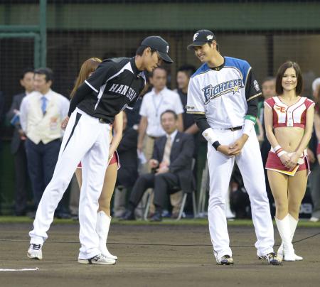 　そろってテレビ中継に登場した阪神・藤浪（左）と日本ハム・大谷（右）