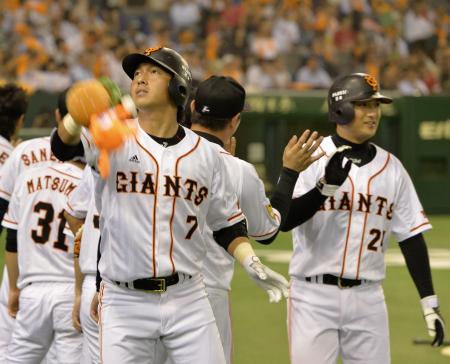 　２回、長野は右越え３ランを放ち、スタンドにマスコット人形を投げ入れる。右は高橋由