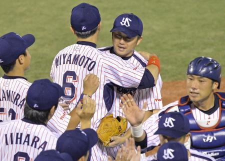 　完投勝利を飾った石川（中央右）は、宮本から肩を抱かれ祝福される