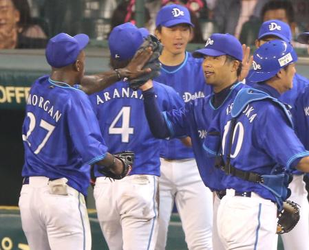 　５回、好守でもり立てるモーガン（左）をハイタッチで迎える藤井（撮影・飯室逸平）