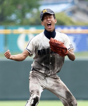 　完封で決勝進出を決めガッツポーズの箕島・須佐見（撮影・岡田育磨）