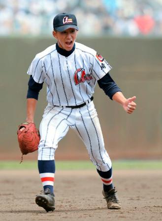 ７回、聖望学園・清水を二塁ゴロに打ち取ってピンチをしのぎ、雄たけびを上げる浦和学院・小島（撮影・西岡　正）