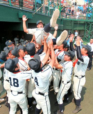 甲子園出場を決め、ナインに胴上げされる箕島・尾藤強監督＝紀三井寺球場（撮影・石湯恒介）