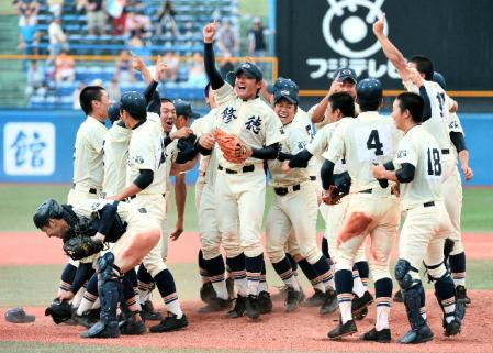 夏の甲子園出場を決め大喜びする修徳ナイン＝神宮（撮影・村中拓久）