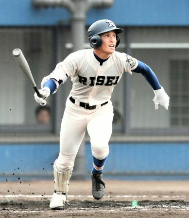 ３回、右越え本塁打を放つ履正社・吉田有輝＝舞洲（撮影・岡田育磨）