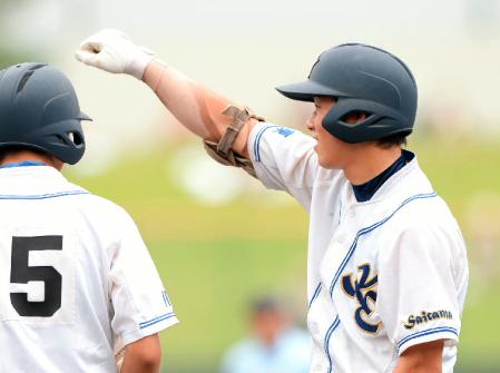 ３回川越東１死三塁、高梨公輔は中前タイムリーを放ち、ベンチへ向かってガッツポーズ＝埼玉県営大宮公園球場（撮影・西岡　正）