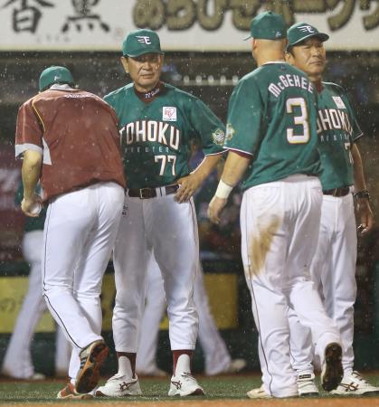 　ロッテに快勝しリーグ５０勝一番乗り、マギー（３）らナインを迎える星野監督（左から２人目）