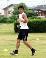 　西戸崎で最後の汗を流す斉藤リハビリ担当コーチ