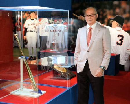 国民栄誉賞授与式で授与された金バットと写真に納まる長嶋茂雄氏＝東京ソラマチ（撮影・北野将市）