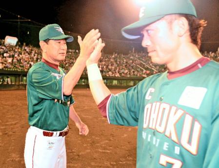 　松井（右）とタッチを交わす星野監督（撮影・佐藤雄太朗）　　