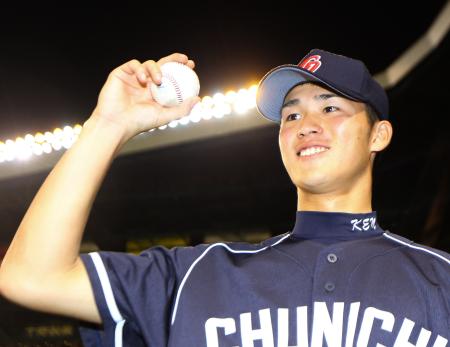 　プロ初勝利を挙げた中日・西川はカクテル光線を背にウイニングボールを掲げて喜ぶ