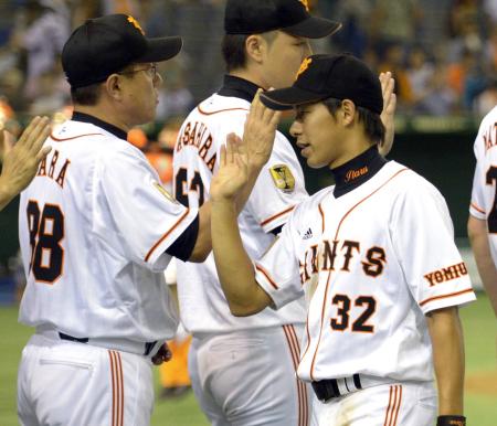 　５連勝し、原監督（左）に迎えられる橋本