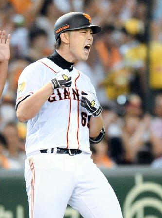 　６回、中越えにタイムリー三塁打を放ち、絶叫する笠原