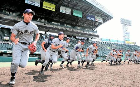 　グラウンドに飛び出す花巻東ナイン＝甲子園球場