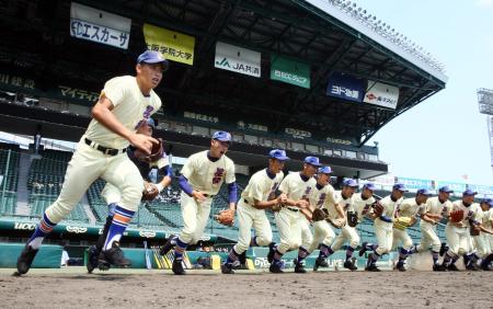 　グラウンドへ駆け出す星稜ナイン（撮影・岡田育磨）