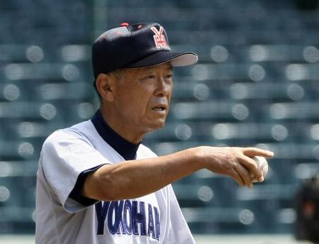 　練習中、指示を出す横浜・渡辺監督