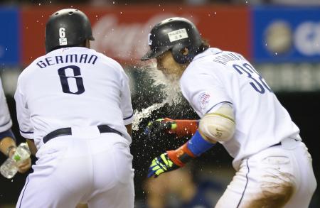 　９回、右越えにサヨナラ３ランを放ち、ヘルマン（左）から手荒い祝福を受ける浅村（撮影・西岡　正）