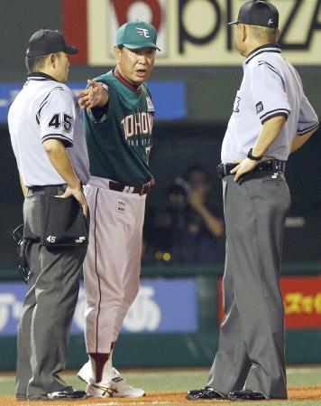 　８回、安達が放った左翼線の打球がフェアと判定され、抗議する星野監督