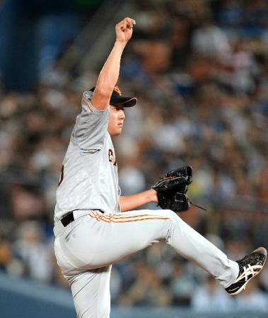 　制球に苦しみながらも力投する巨人・沢村