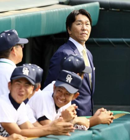　甲子園を訪れ一塁ベンチからグラウンドを眺める松井秀喜氏
