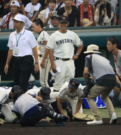 　試合終了後、温かいまなざしでナインを見つめる箕島・尾藤監督（中央奥）＝撮影・辰巳直之