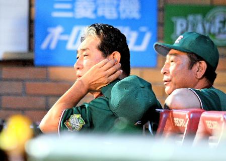 　５本塁打を浴び、がっくりと試合を見つめる星野監督（左）