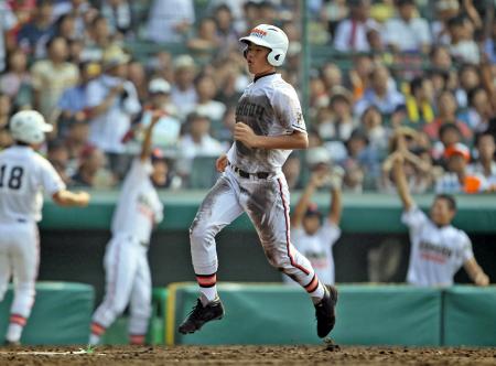 　５回、木更津総合・秋庭のタイムリー二塁打で生還する一走・檜村（撮影・北村雅宏）