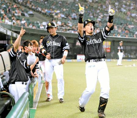 　８回２死三塁、勝ち越し２ランを放ち、スタンドを指さす松田（右）