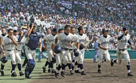 　応援団がいるアルプススタンドへあいさつに向かう丸亀ナイン（撮影・北村雅宏）