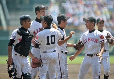 　“日大対決”を制し、笑顔でマウンドに集まる庄司（左から２人目）ら日大山形ナイン（撮影・坂部計介）