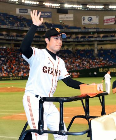 　２年連続３０セーブを挙げ、ファンの声援に応える巨人・西村（撮影・金田祐二）