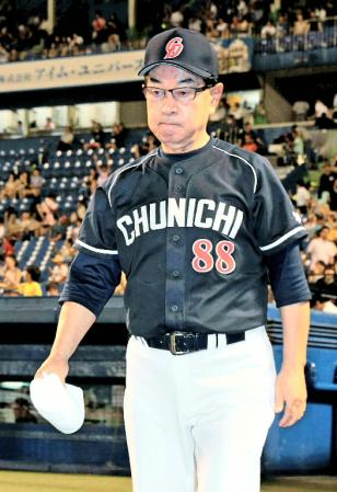 　ヤクルトに大敗し、唇をかみしめ引き揚げる高木監督