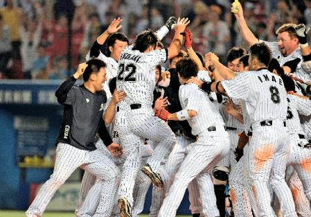 　１１回、右越えにサヨナラ本塁打を放った里崎（２２）は、ナインの輪の中に飛び込む