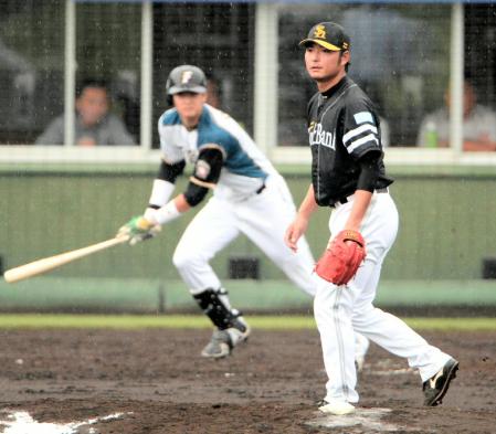 　５回、大谷（左）に勝ち越し二塁打を浴びる摂津（撮影・佐藤雄太朗）