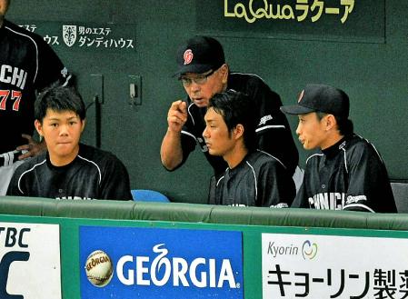 　２回裏終了後、ベンチに戻った三塁手高橋周（左）と遊撃手吉川（中央）に説教する高木監督