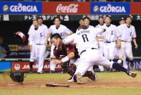 　９回、栗山の右前打で二塁走者・ヘルマンが捕手・嶋をふっとばしてサヨナラの生還（撮影・金田祐二）