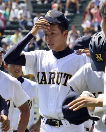 　熱投及ばず敗れ目を潤ませる鳴門・板東（撮影・岡田育磨）　