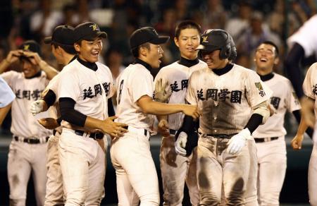 　延長１１回、サヨナラ勝ちを決め喜ぶ延岡学園ナイン