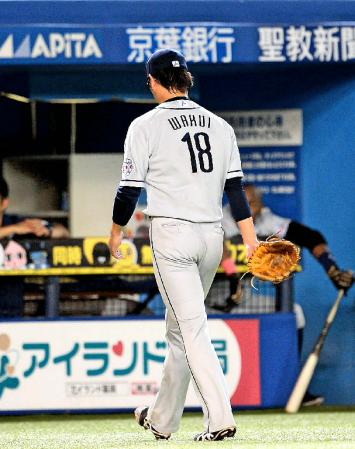 　２回途中１安打３失点で降板する涌井＝ＱＶＣマリン（撮影・冨永豊）